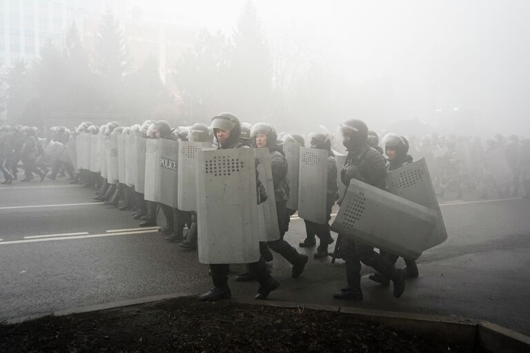 Сотрудники полиции во время акции протеста в Алма-Ате, Казахстан