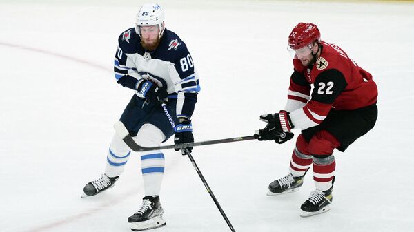Форвард Виннипег Джетс Пьер-Люк Дюбуа (слева) в матче НХЛ