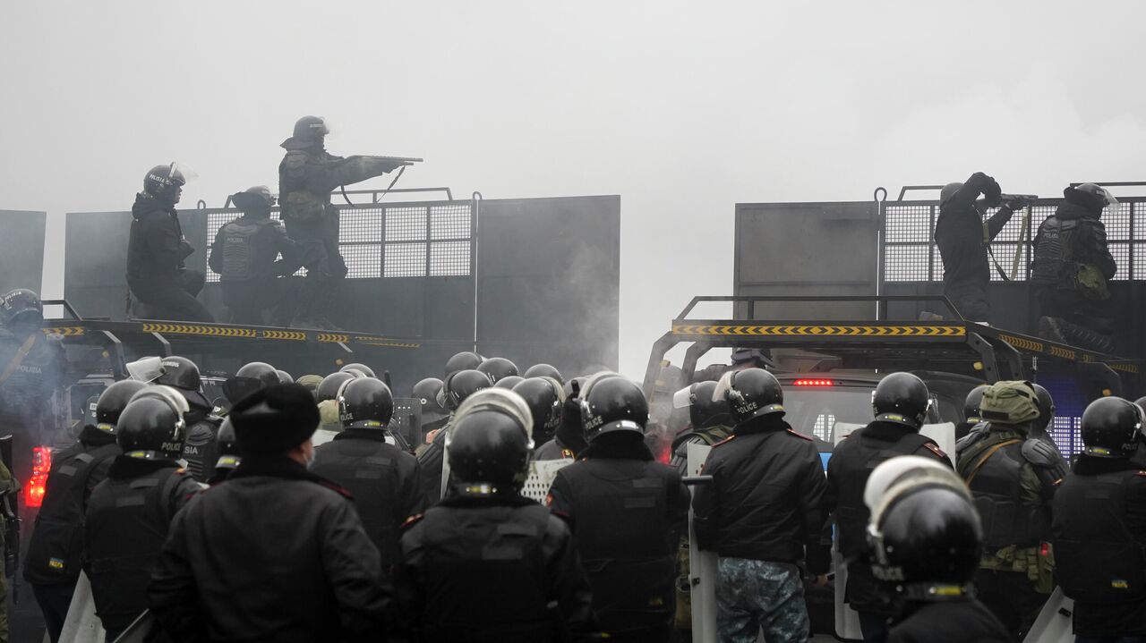 В центре Алма-Аты возобновились столкновения протестующих с полицией