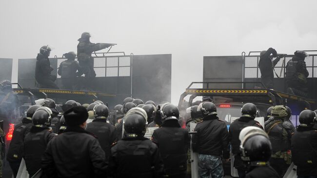 Сотрудники полиции во время акции протеста в Алма-Ате, Казахстан