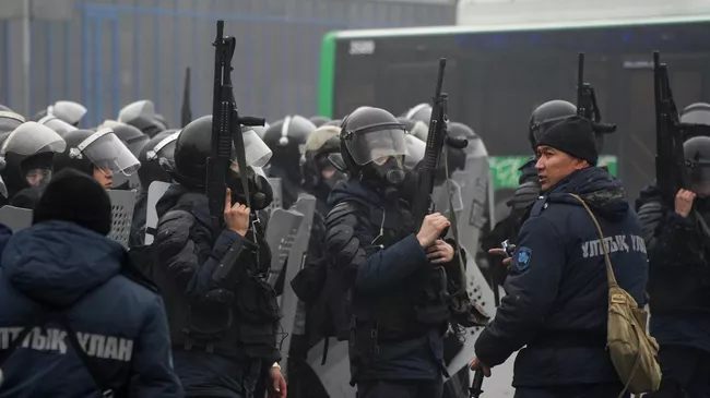 Сотрудники полиции во время акции протеста в Алма-Ате, Казахстан