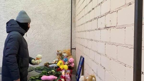 Цветы и игрушки у места похищения убитой девочки в Костроме