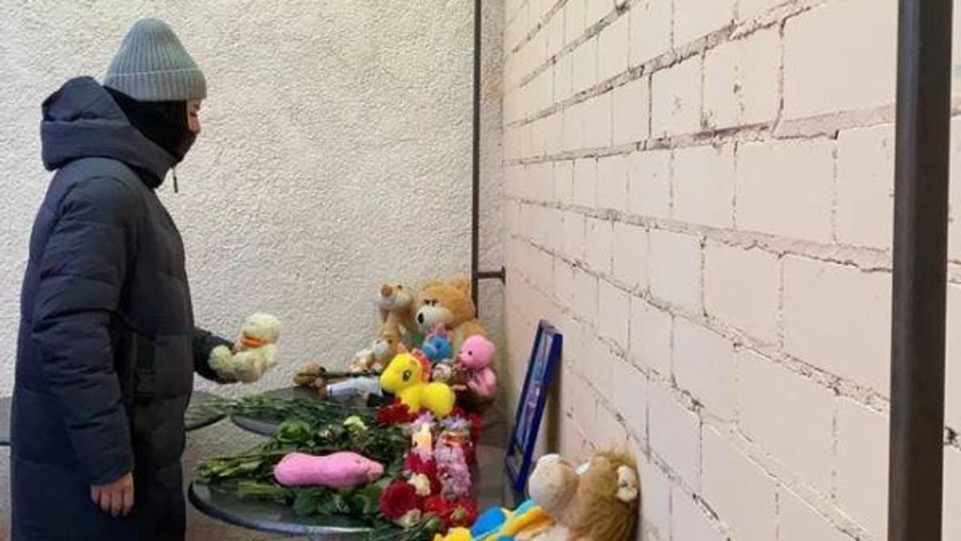 Жители Костромы несут цветы и игрушки к месту похищения убитой девочки - РИА Новости, 1920, 19.01.2022