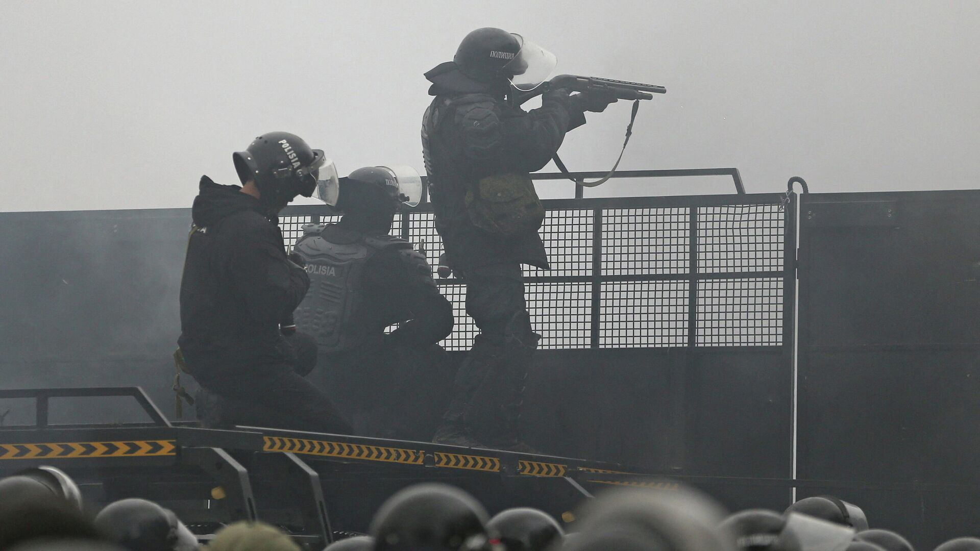 Сотрудники полиции во время акции протеста против повышения цен на газ в Алма-Ате, Казахстан - РИА Новости, 1920, 05.01.2022