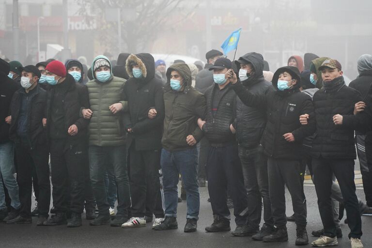 Участники акции протеста в Алма-Ате, Казахстан