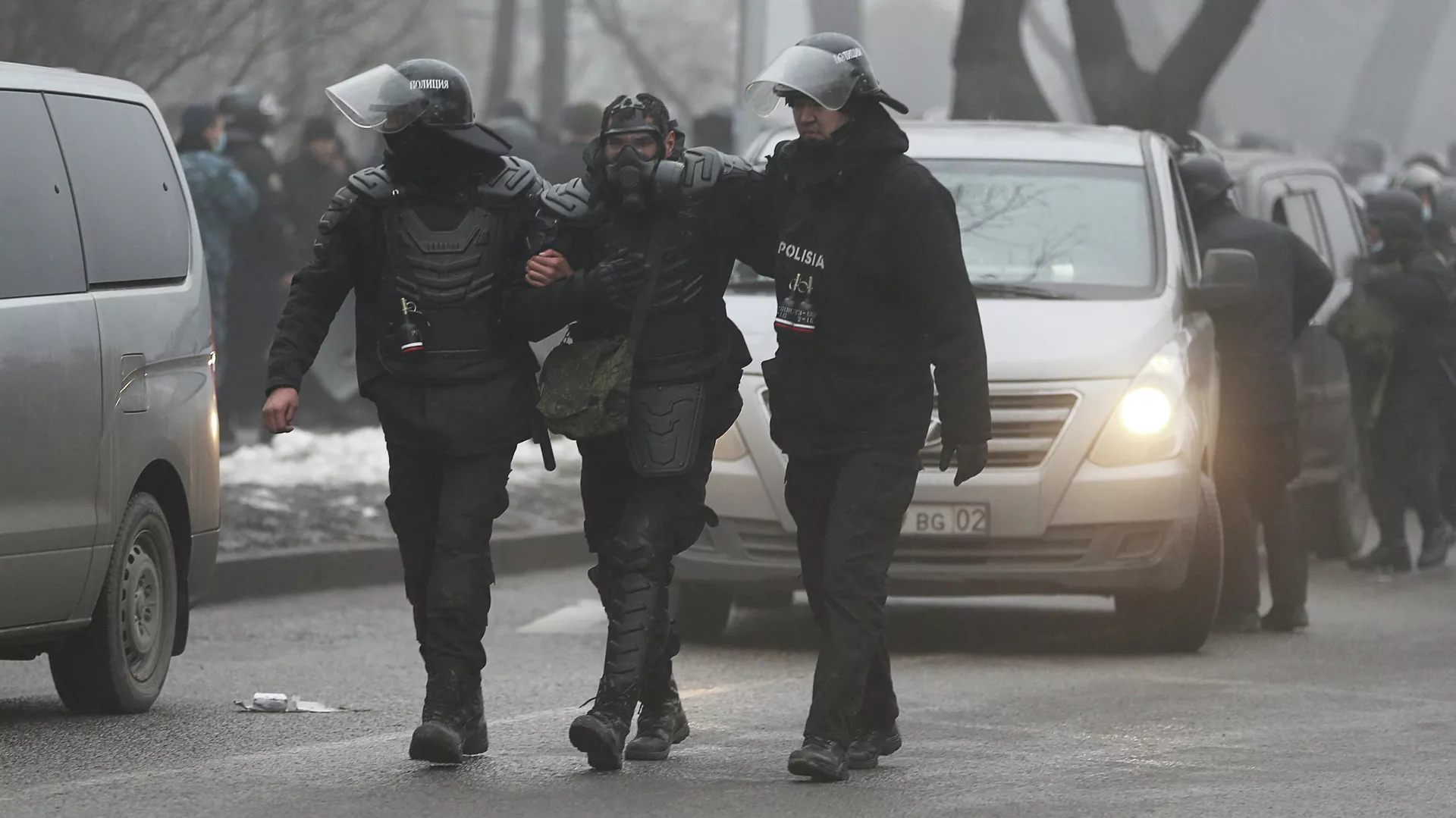 Сотрудники полиции во время акции протеста против повышения цен на газ в Алма-Ате, Казахстан - РИА Новости, 1920, 05.01.2022