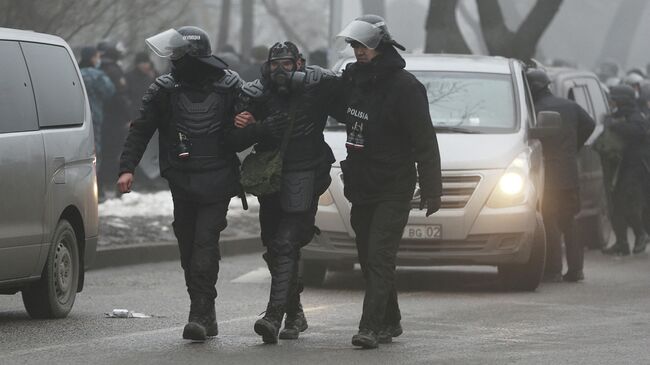 Сотрудники полиции во время акции протеста