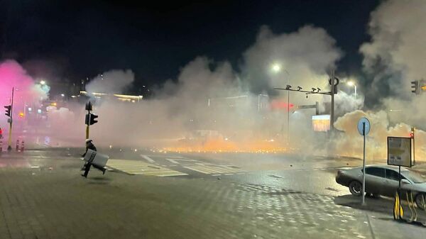 Полиция применила светошумовые гранаты и слезоточивый газ во время акции протеста против повышения цен на газ в Алма-Ате