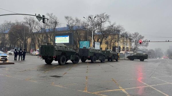 Военная техника на улице в Алма-Ате