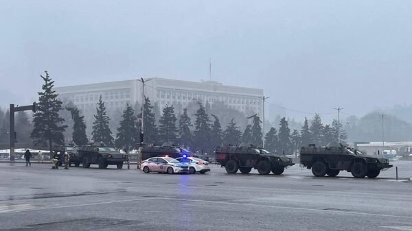 Полиция и военная техника на улице в Алма-Ате