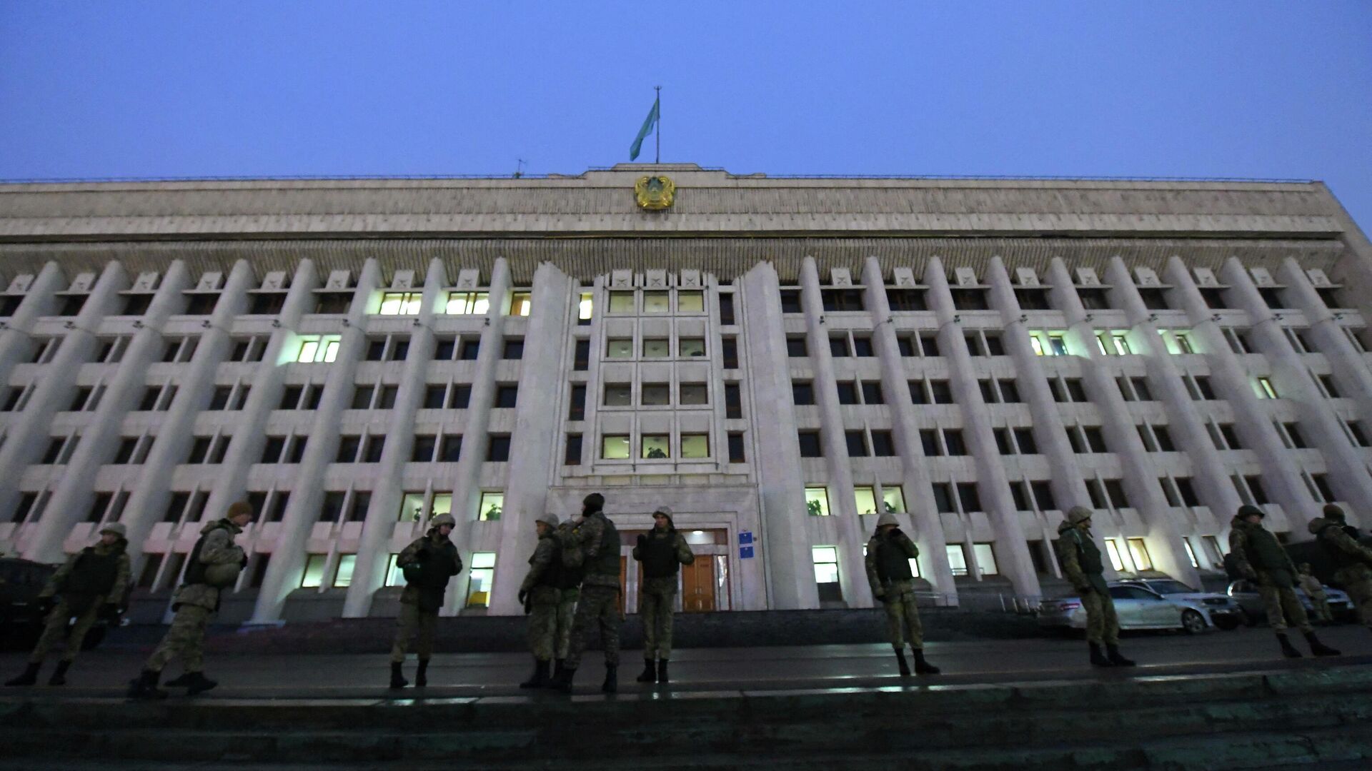 Сотрудники полиции перед мэрией во время акций протеста в Алма-Ате - РИА Новости, 1920, 05.01.2022