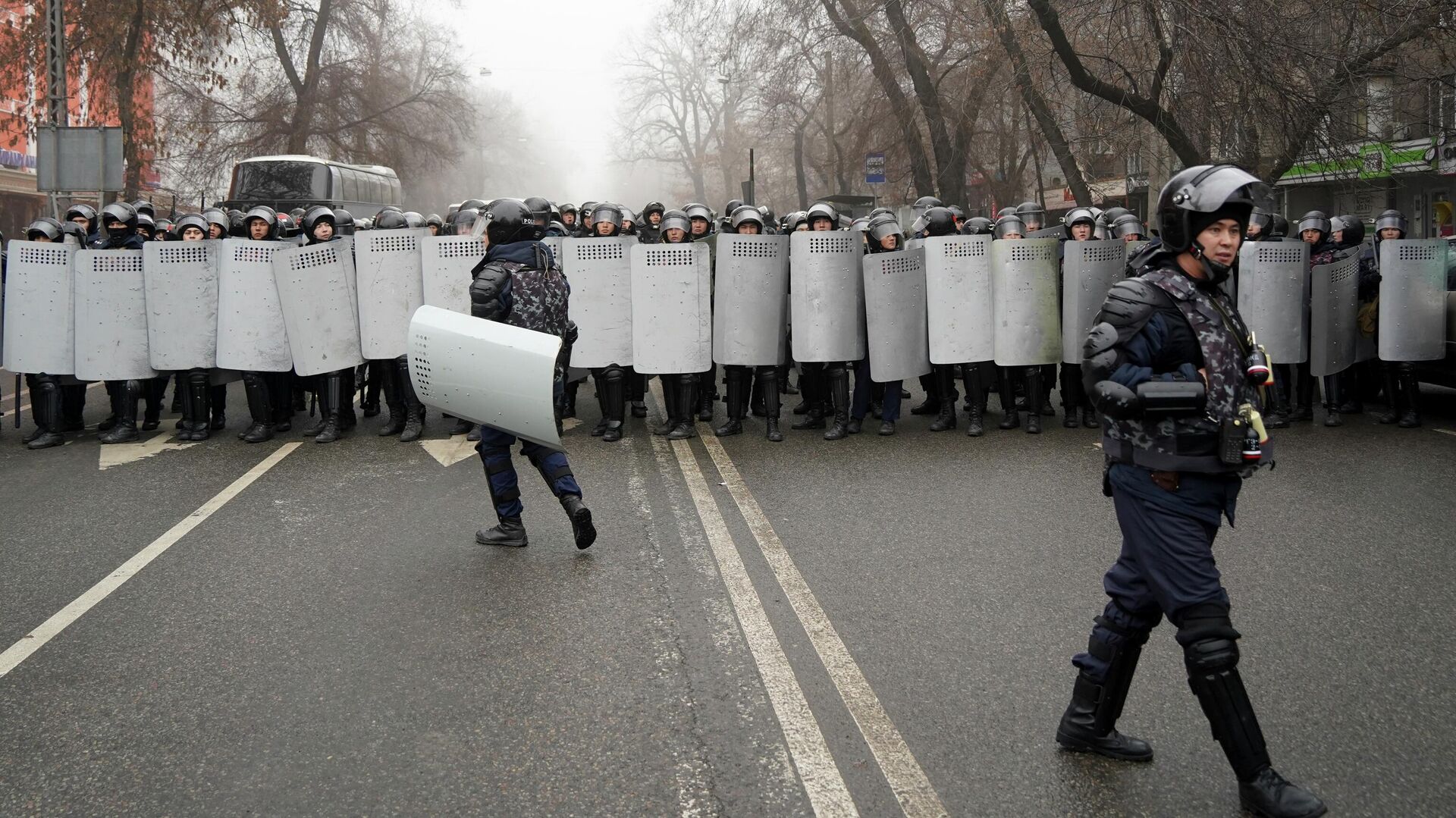 Сотрудники полиции во время акции протеста против повышения цен на газ в Алма-Ате, Казахстан - РИА Новости, 1920, 05.01.2022