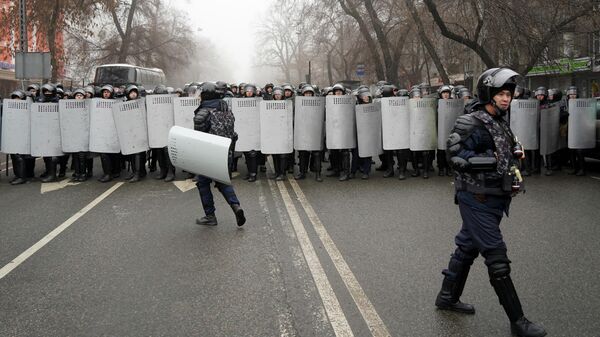 Сотрудники полиции во время акции протеста против повышения цен на газ в Алма-Ате, Казахстан