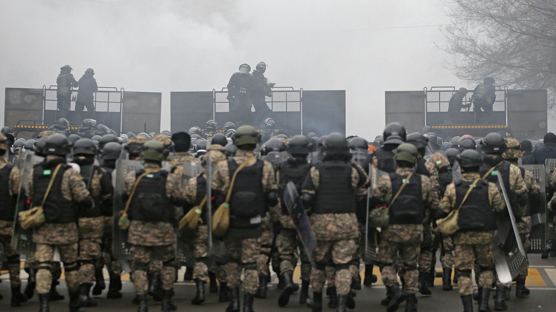 Сотрудники полиции и военные во время акции протеста в Алма-Ате, Казахстан - РИА Новости, 1920, 05.01.2022