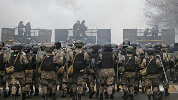 Сотрудники полиции и военные во время акции протеста в Алма-Ате, Казахстан
