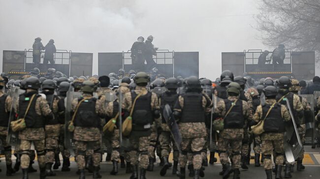 Сотрудники полиции и военные во время акции протеста в Алма-Ате, Казахстан