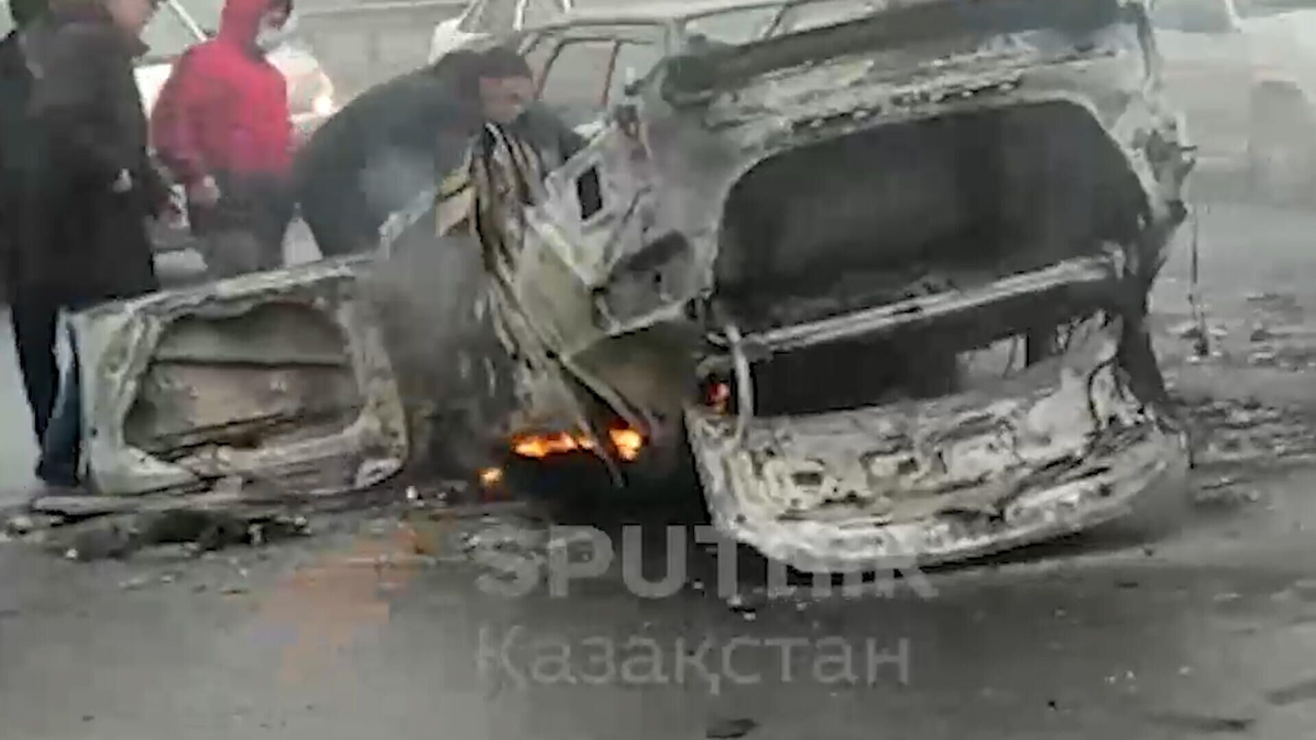 Сожженные машины протестующими в Алматы - РИА Новости, 1920, 06.01.2022