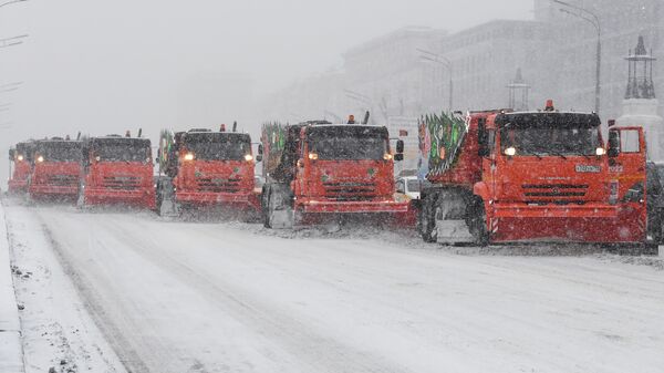 Уборка снега на Ленинградском проспекте во время снегопада в Москве