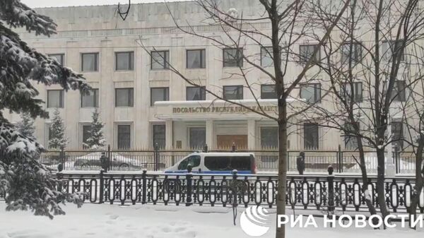 Сотрудники полиции возле здания посольства Казахстана в Москве. Кадр видео