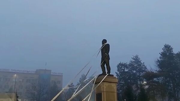 Сносят памятник Назарбаеву в казахстанском городе Талдыкоргане