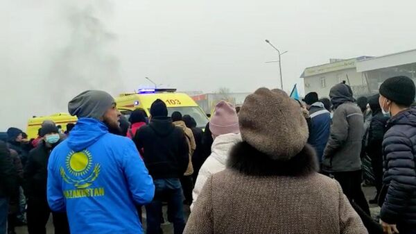Люди на улице в Алма-Ате