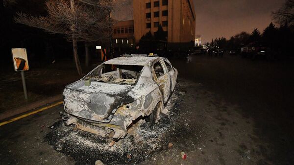 Сгоревший автомобиль на улице Алма-Аты