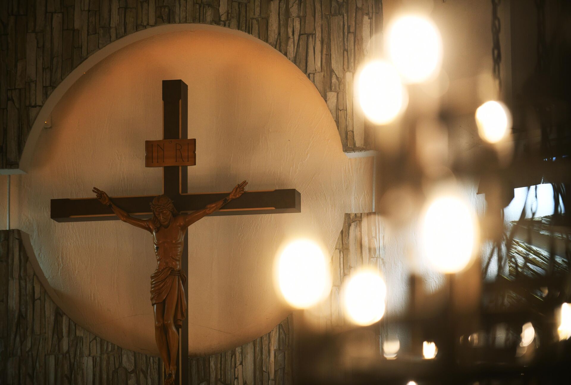 Распятие в Храме Непорочного Сердца Пресвятой Девы Марии в Кемерово - РИА Новости, 1920, 31.10.2025