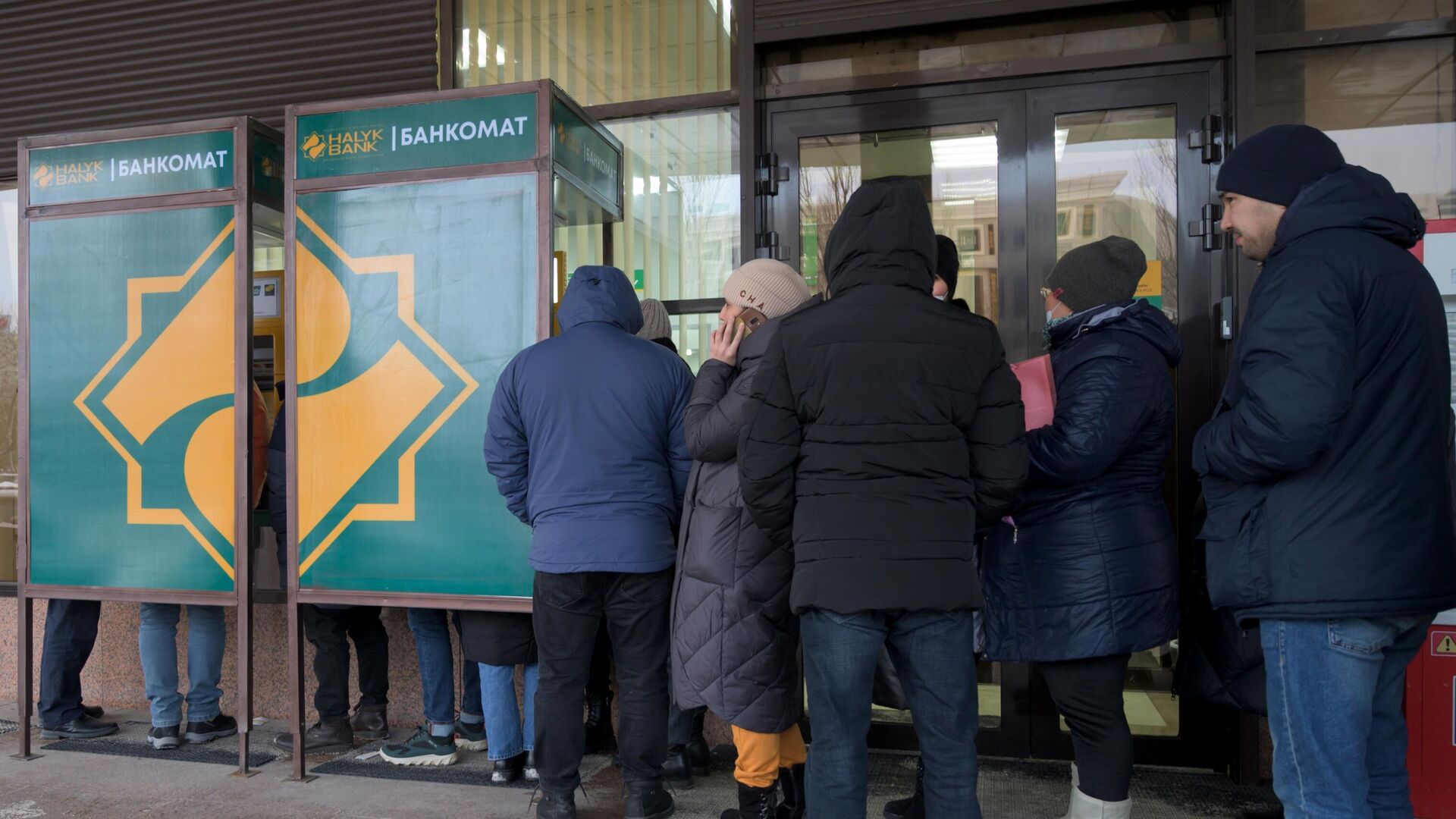 Местные жители стоят в очереди у одного из банкоматов в Нур-Султане - РИА Новости, 1920, 08.01.2022