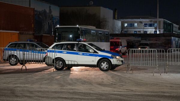 Сотрудники полиции дежурят на одной из улиц в Казахстане
