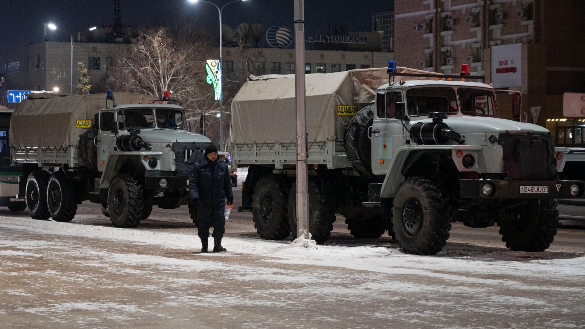 Военнослужащий Национальной гвардии Казахстана дежурит на одной из улиц в Нур-Султане - РИА Новости, 1920, 06.01.2022