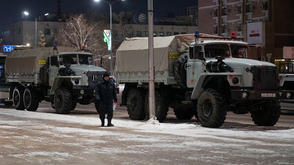 Военнослужащий Национальной гвардии Казахстана дежурит на одной из улиц в Нур-Султане