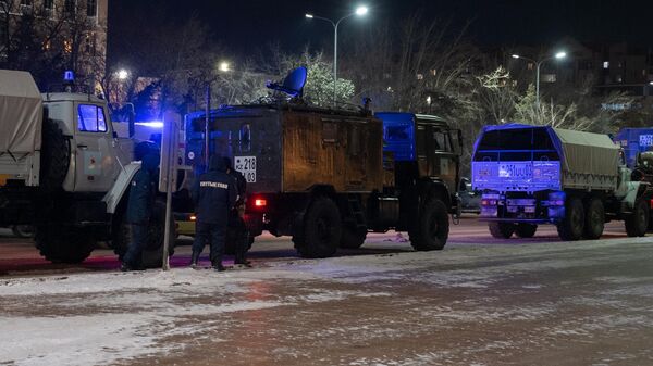 Военнослужащие Национальной гвардии Казахстана дежурят на одной из улиц в Нур-Султане