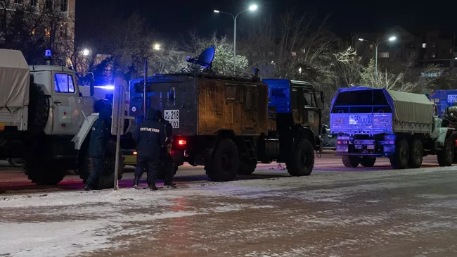 Военнослужащие Национальной гвардии Казахстана дежурят на одной из улиц в Нур-Султане