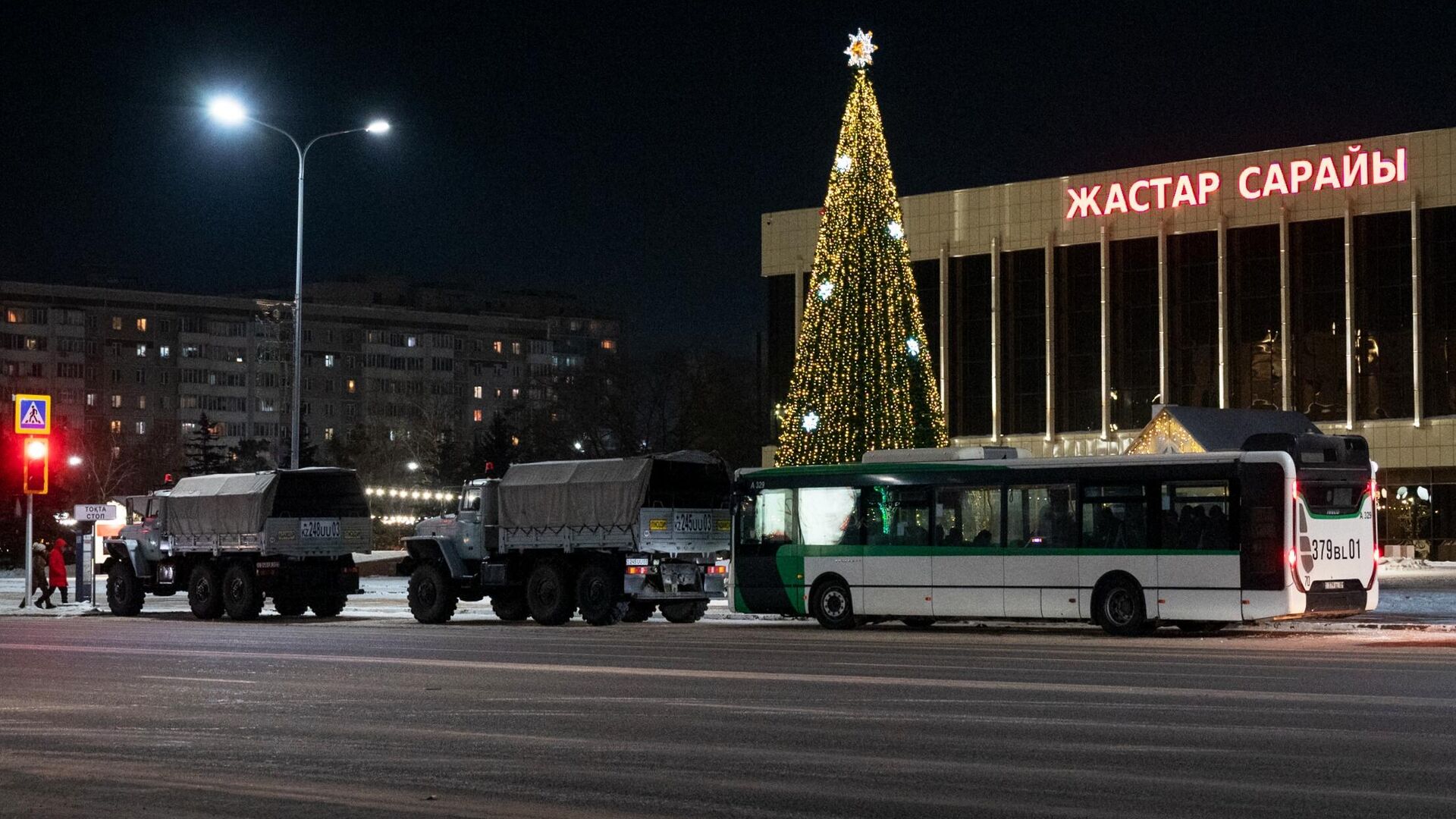 Грузовые автомобили Национальной гвардии Казахстана на одной из улиц в Нур-Султане - РИА Новости, 1920, 06.01.2022