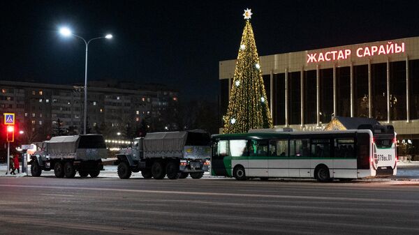 Грузовые автомобили Национальной гвардии Казахстана на одной из улиц в Нур-Султане