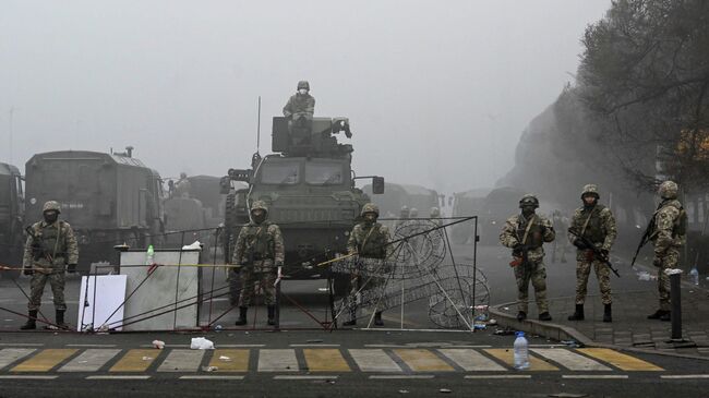 Военные на площади Республики в Алма-Ате, Казахстан