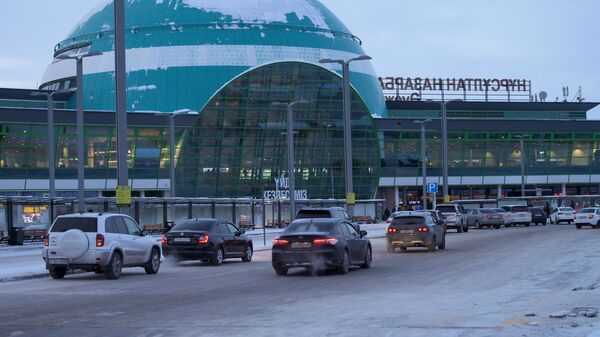 Автомобили у Международного аэропорта Нурсултан Назарбаев в Нур-Султане