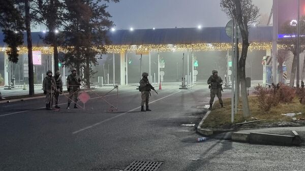 Военные возле аэропорта Алма-Аты, Казахстан