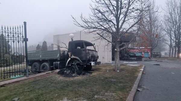 Сгоревший автомобиль на улице Алма-Аты