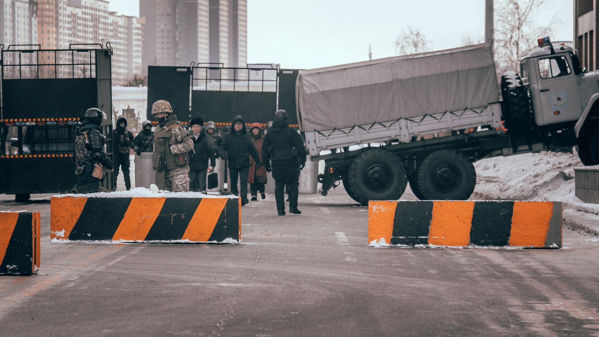 Сотрудники силовых структур дежурят на одной из улиц в Нур-Султане - РИА Новости, 1920, 06.01.2022