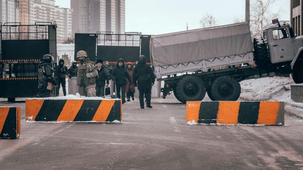 Сотрудники силовых структур дежурят на одной из улиц в Нур-Султане. Архивное фото