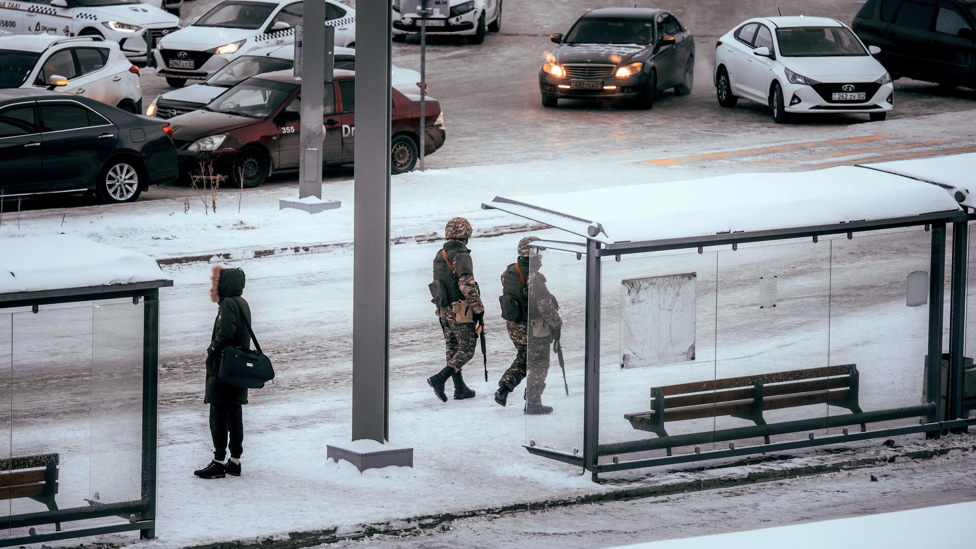 Военнослужащие во время патрулирования на одной из улиц в Нур-Султане - РИА Новости, 1920, 07.01.2022