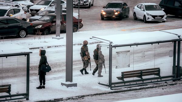 Военнослужащие во время патрулирования на одной из улиц