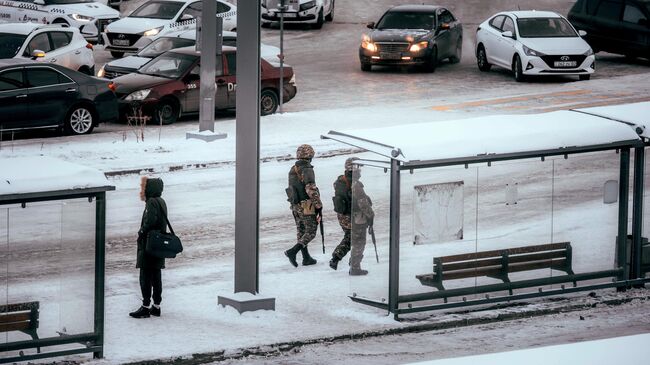 Военнослужащие во время патрулирования на одной из улиц в Нур-Султане