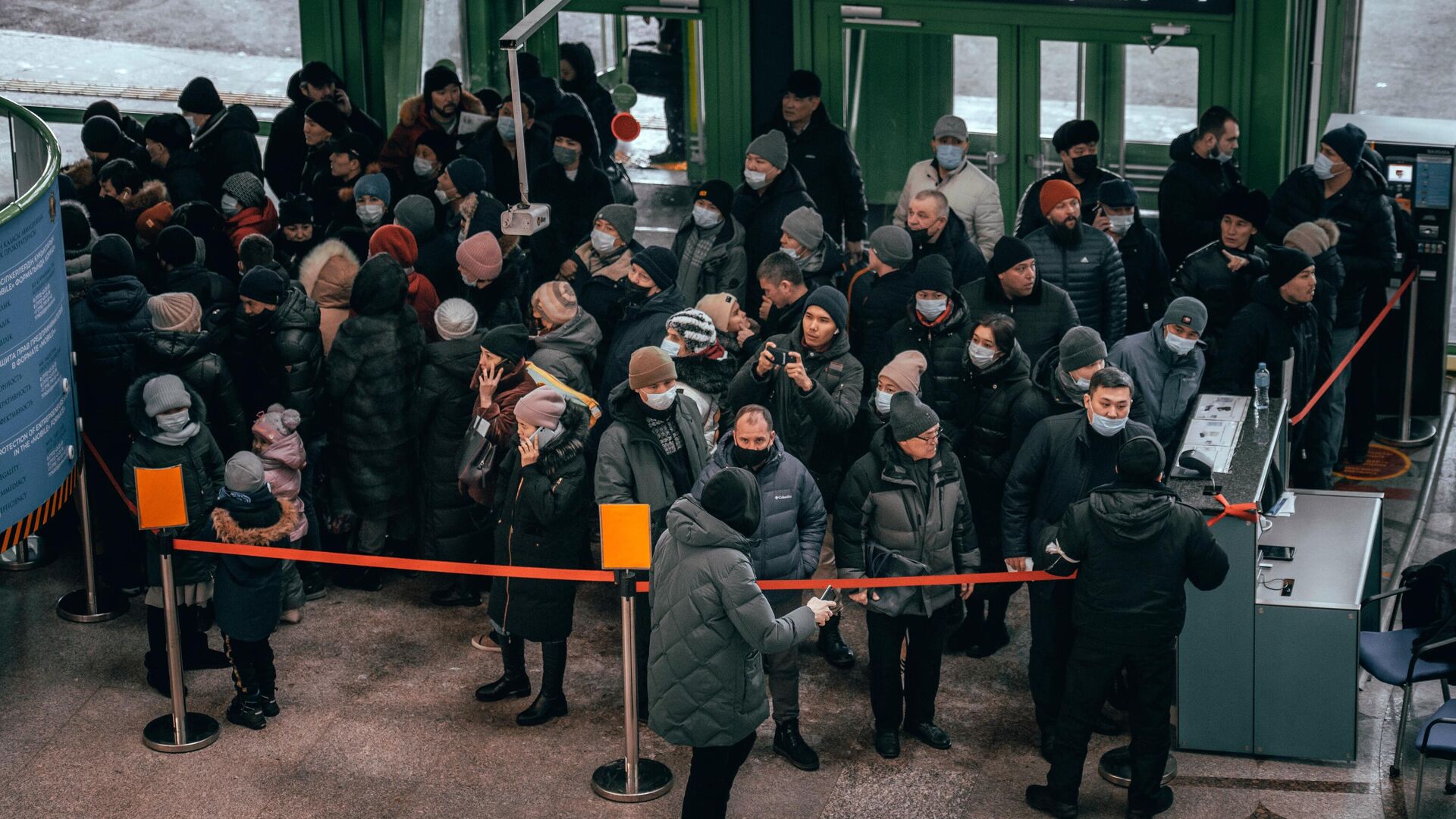 Очередь в Международном аэропорту Нурсултан Назарбаев в Нур-Султане - РИА Новости, 1920, 07.01.2022