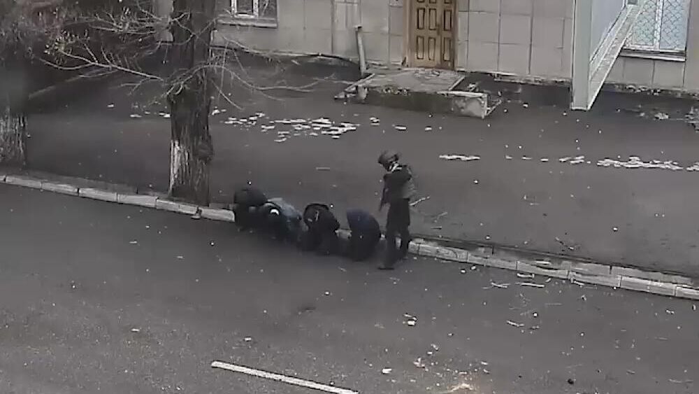 Сотрудник полиции охраняет задержанных в Алма-Ате (скриншот видео) - РИА Новости, 1920, 06.01.2022