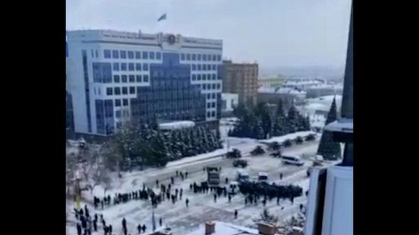 Столкновение протестующих и нацгвардии Казахстана на площади в Костанае