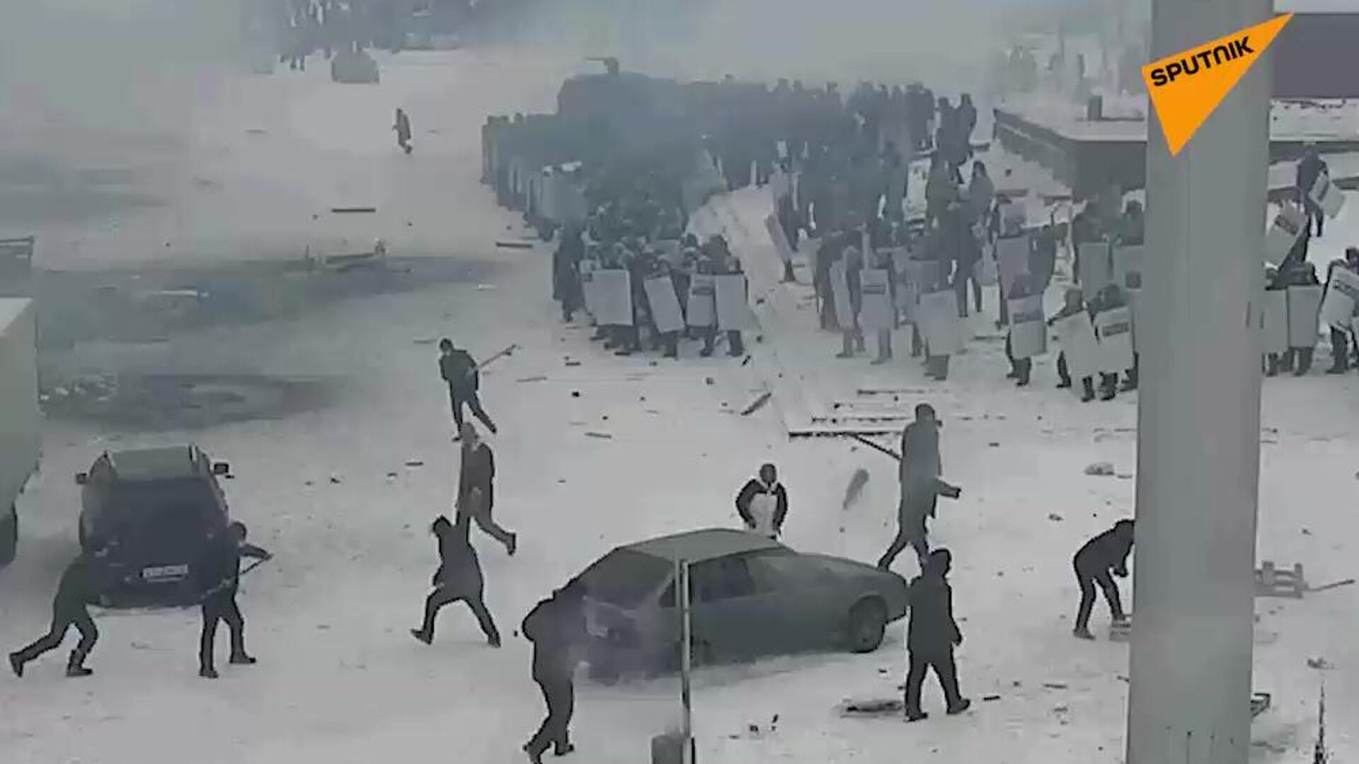 Сотрудники полиции и протестующие в Актобе (скриншот видео) - РИА Новости, 1920, 06.01.2022