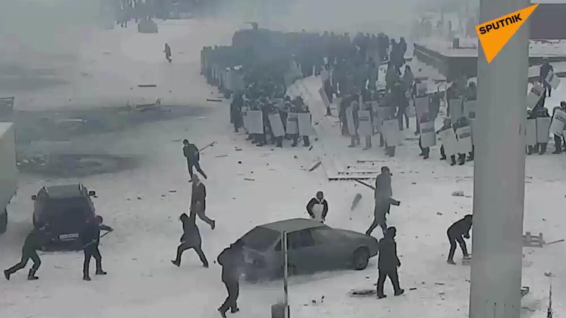 Сотрудники полиции и протестующие в Актобе (скриншот видео) - РИА Новости, 1920, 06.01.2022
