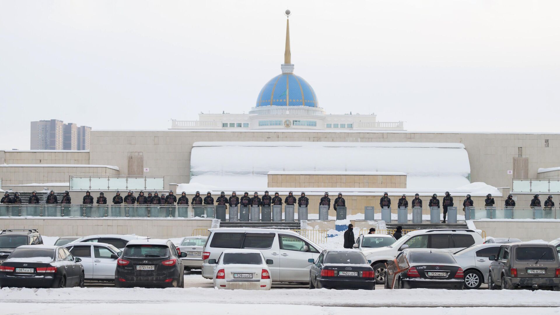Сотрудники полиции дежурят у резиденции президента Республики Казахстан в Нур-Султане - РИА Новости, 1920, 06.01.2022